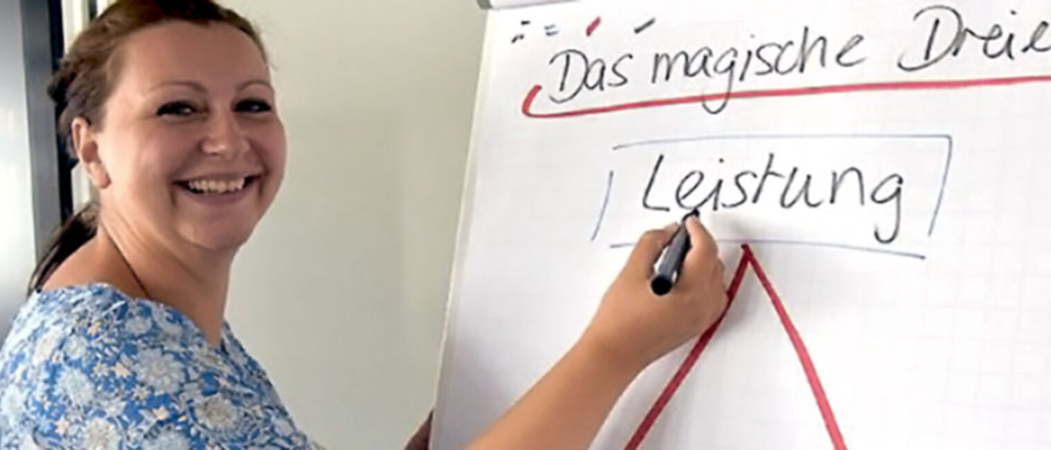 Augenoptikermeisterin Angelika Reiser aus Erlangen bildet sich in Würzburg in der Akademie für Unternehmensführung zur Betriebswirtin weiter, weil sie in die Geschäftsleitung einsteigen will. Dabei lernt sie auch das "Magische Dreieck" kennen, ein wichtiges Instrument für Selbstständige. Augenoptikermeisterin Angelika Reiser aus Erlangen bildet sich in Würzburg in der Akademie für Unternehmensführung zur Betriebswirtin weiter, weil sie in die Geschäftsleitung einsteigen will. Dabei lernt sie auch das "Magische Dreieck" kennen, ein wichtiges Instrument für Selbstständige.