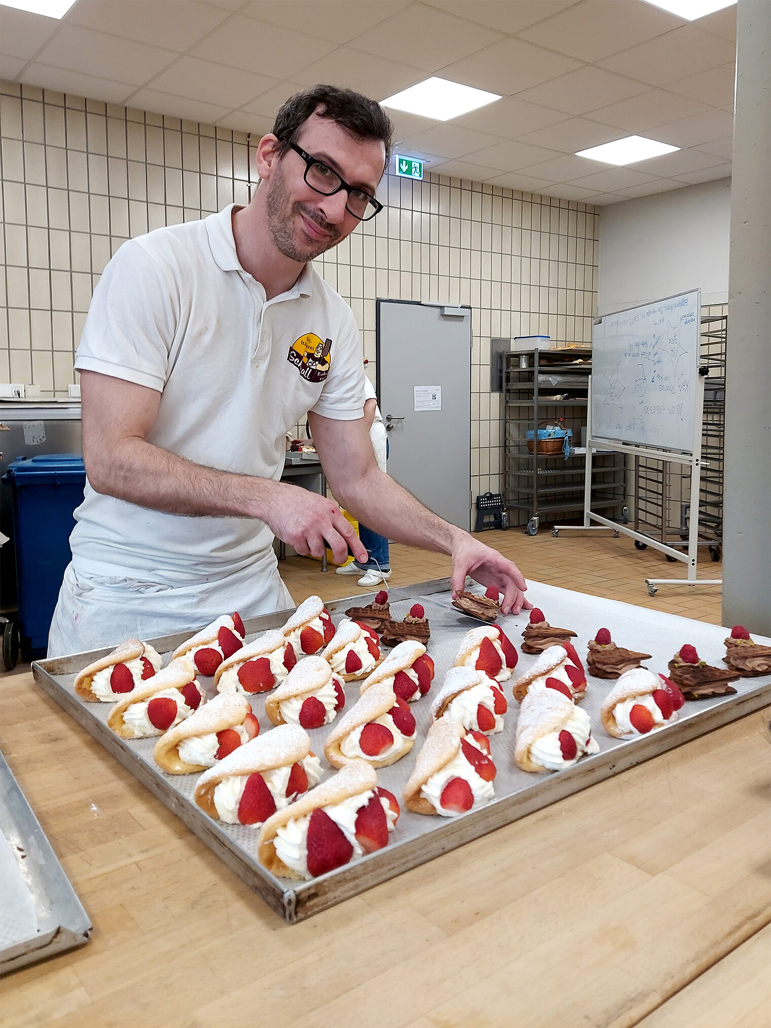 Person platziert Desserts auf einem Tablett