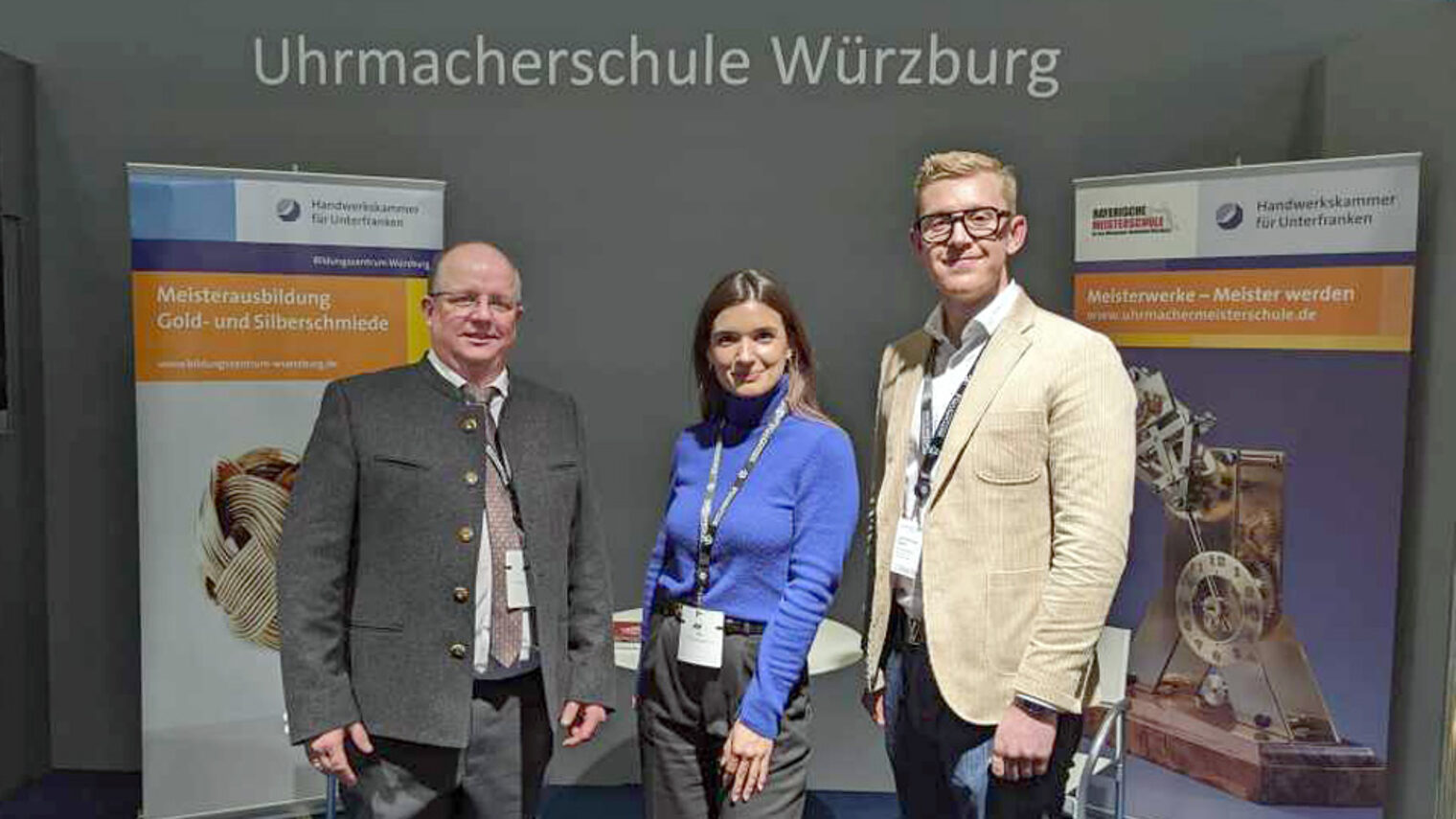 Gruppenbild vor dem Stand der Bayerischen Uhrmachermeisterschule