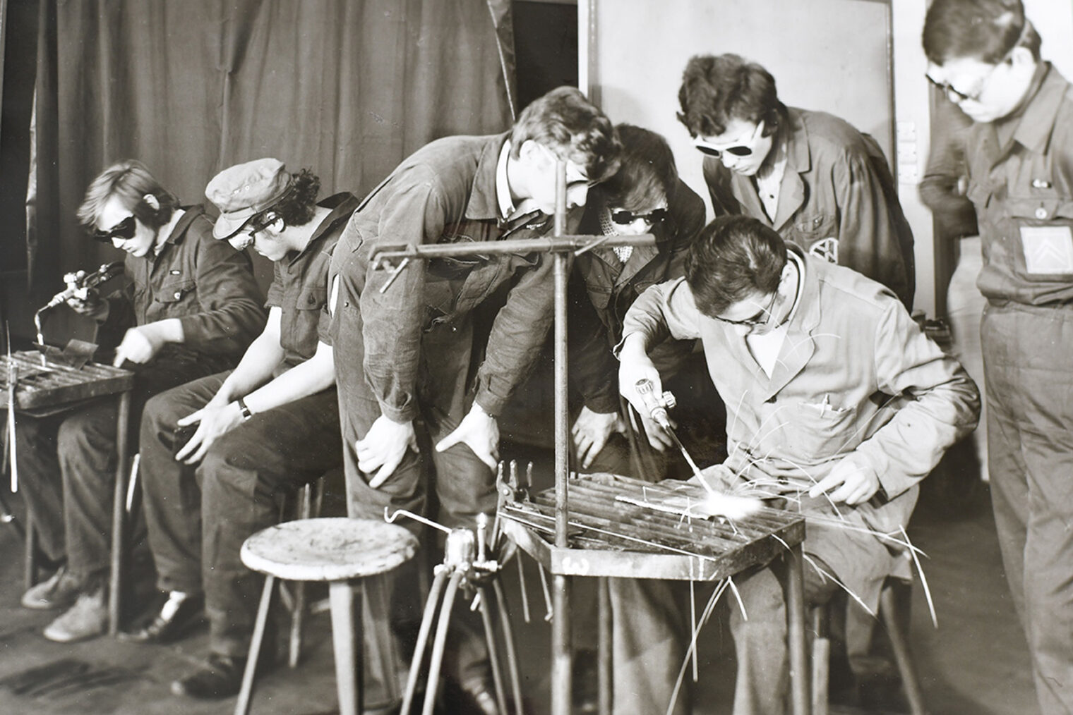 Junge Auszubildende beim Schweißen, 1958