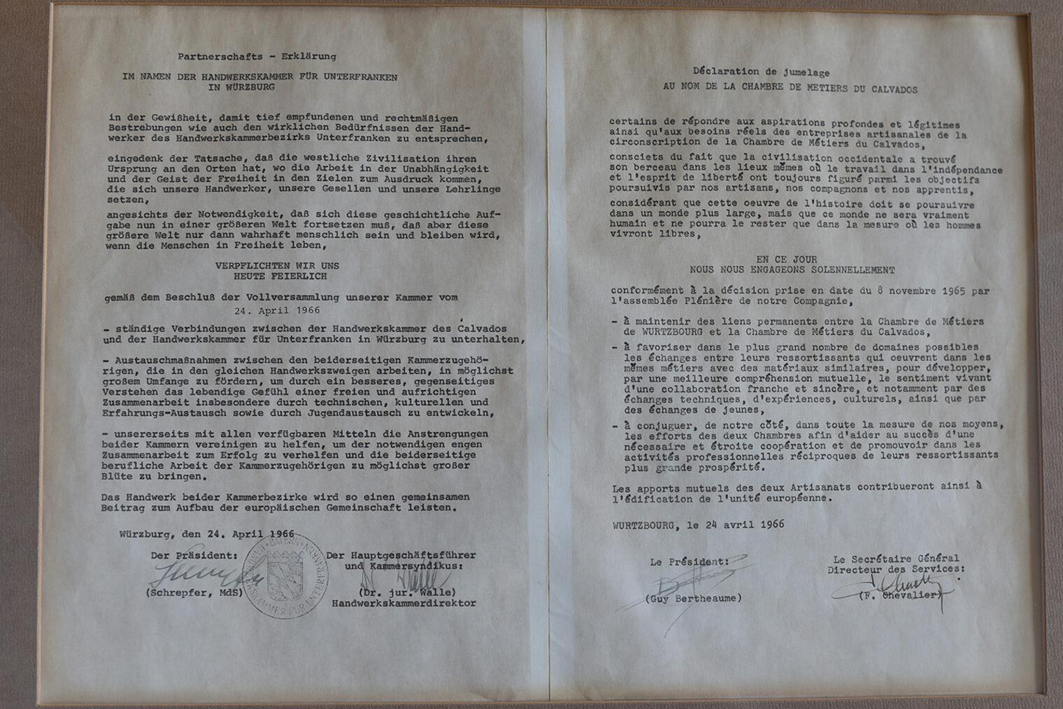 Foto der Erklärung zur Partnerschaft der Handwerkskammer für Unterfranken und der Handwerksammer in Caen, Frankreich 1966
