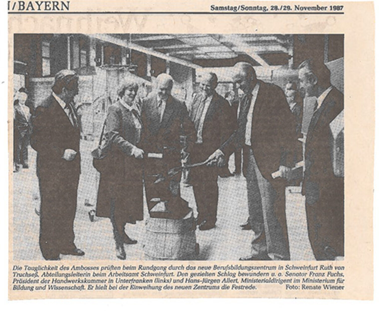 Foto des Zeitungsberichts der Einweihung des Bildungszentrums Schweinfurt