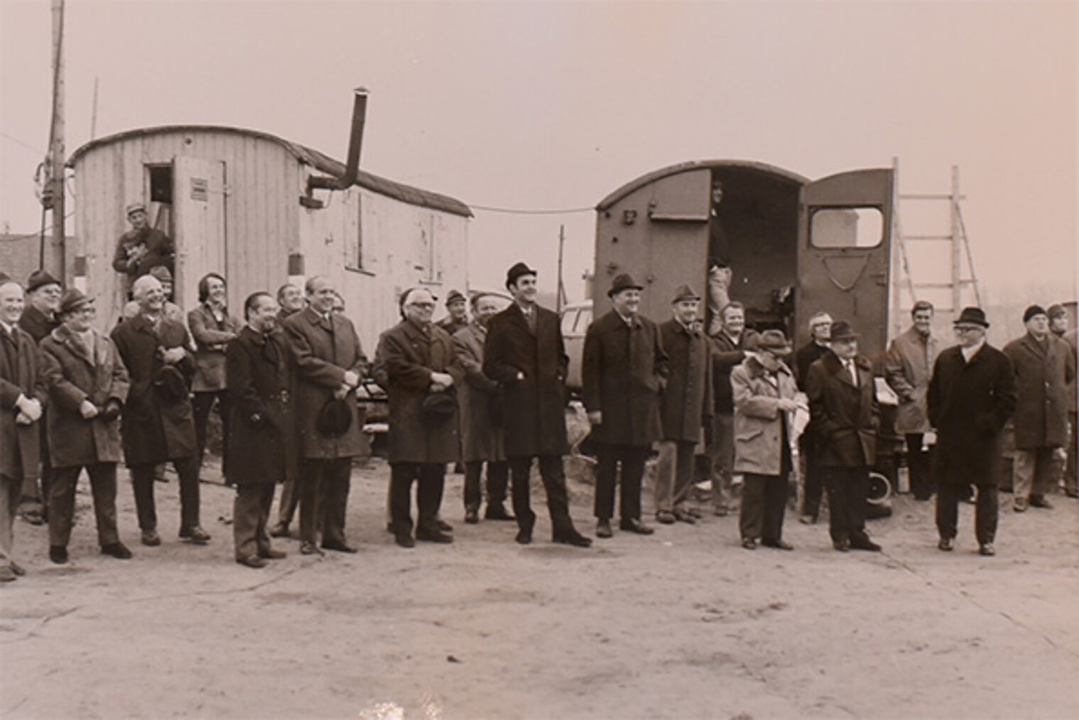 Das Richtfest des Bildungszentrums Aschaffenburg, Gruppenfoto außen, schwarz weiß