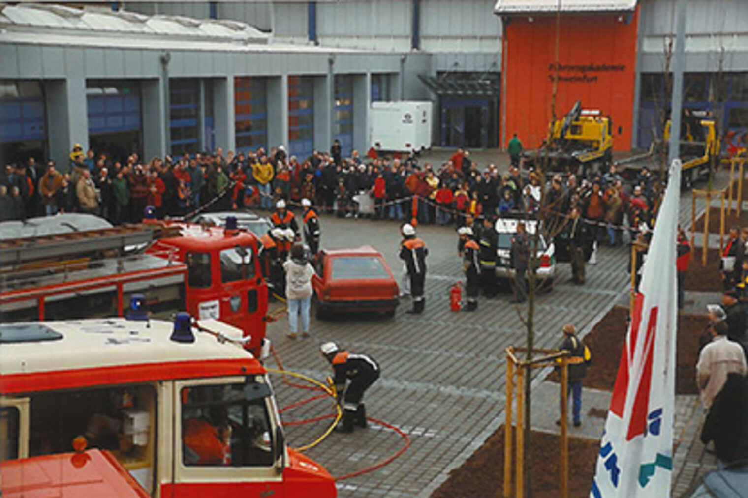 Die Einweihung der Fahrzeugakademie in Schweinfurt, Feuerwehrleute führen einen Test durch