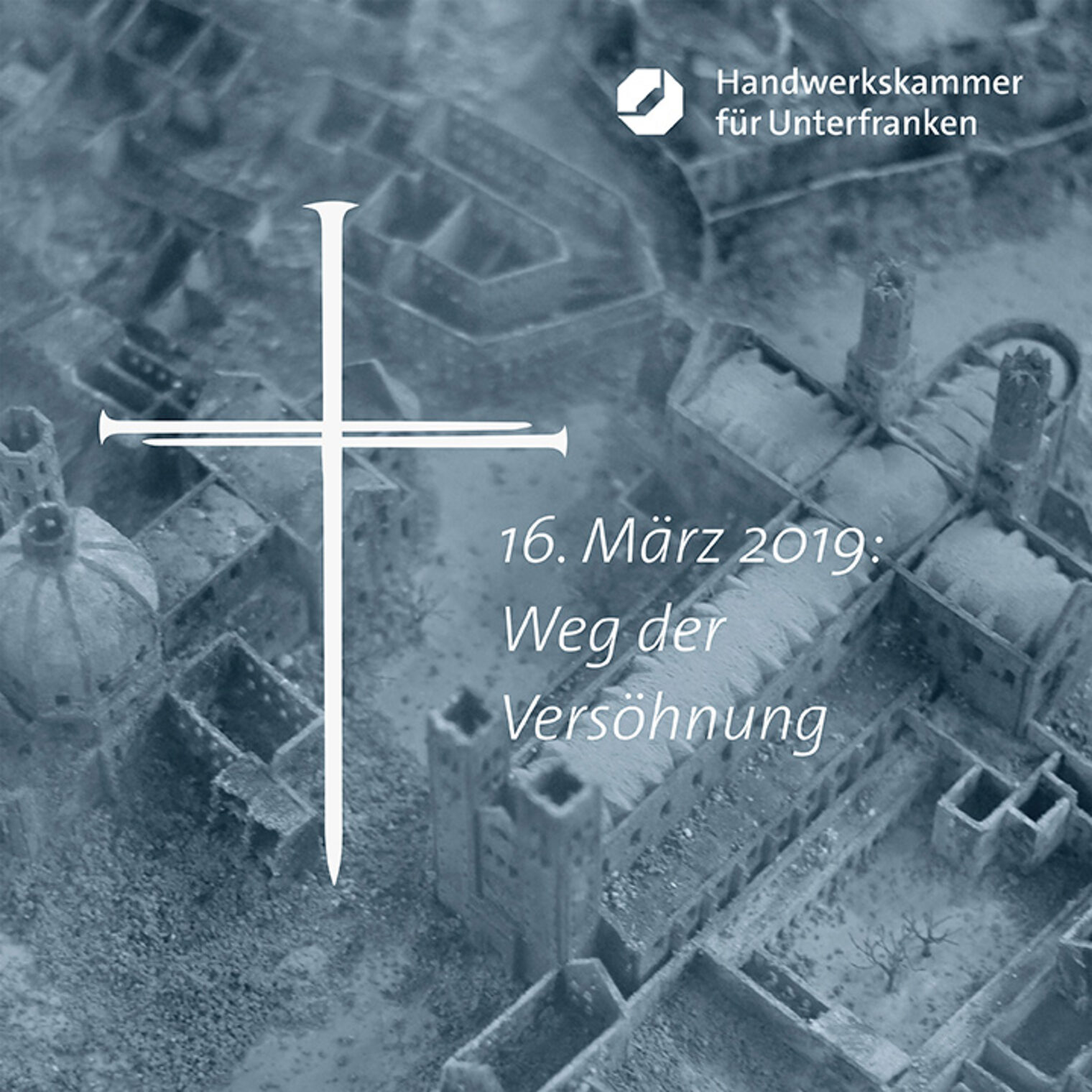 Handwerkskammer Weg der Versöhnung mit weißem Kreuz auf grauem Grund