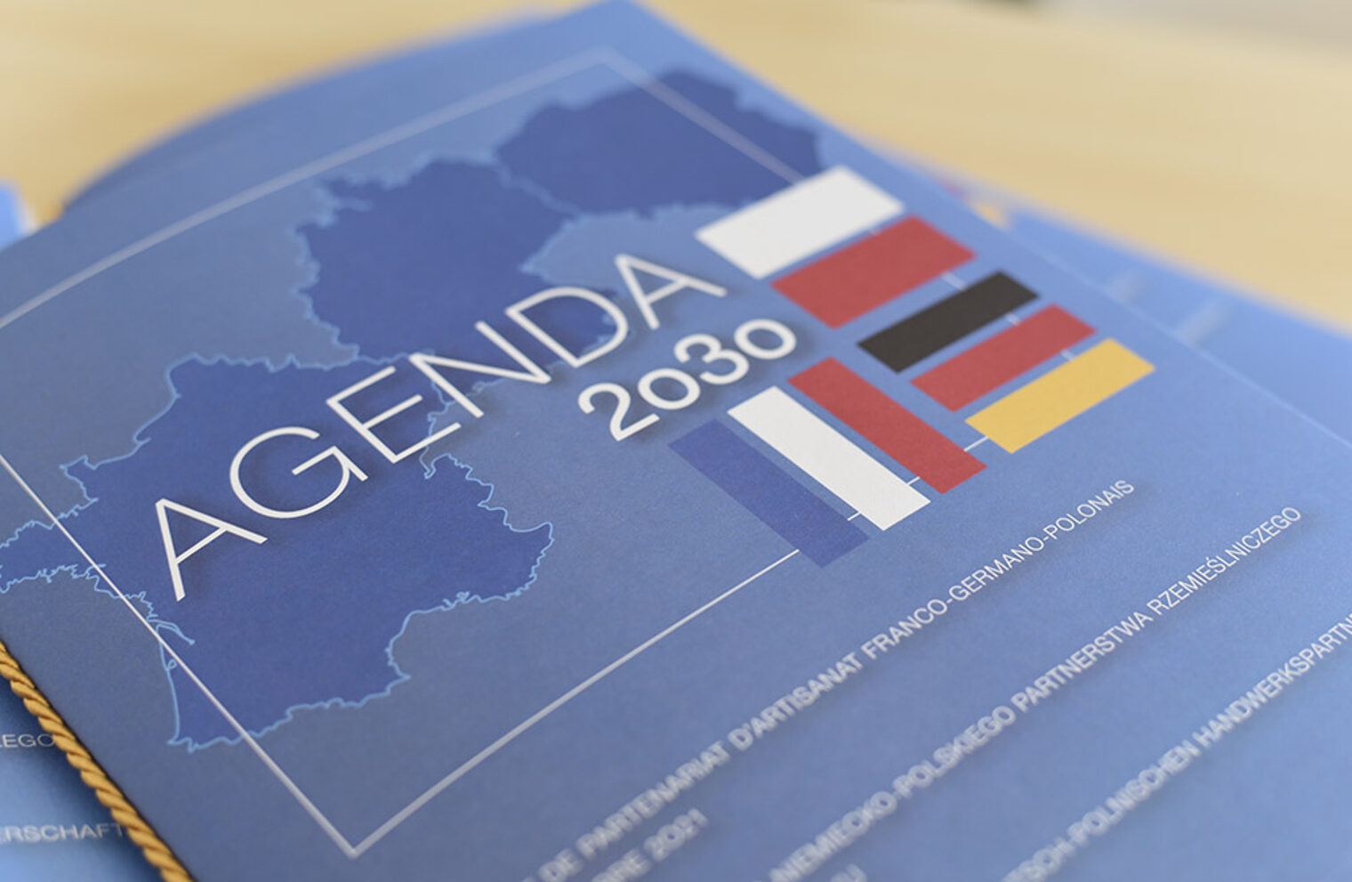Aufnahme des Hefts "Agenda 2030" zur trinationalen Partnerschaft zwischen den Handwerkskammer Caen, Unterfranken und Pommern