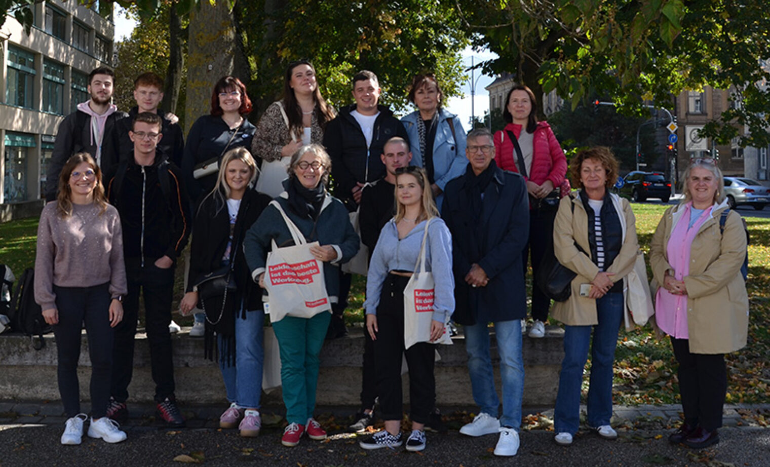 Gruppenfoto der Teilnehmenden des Junghandwerkeraustauschs 2024 mit dem Präsidenten der Handwerkskammer für Unterfranken 