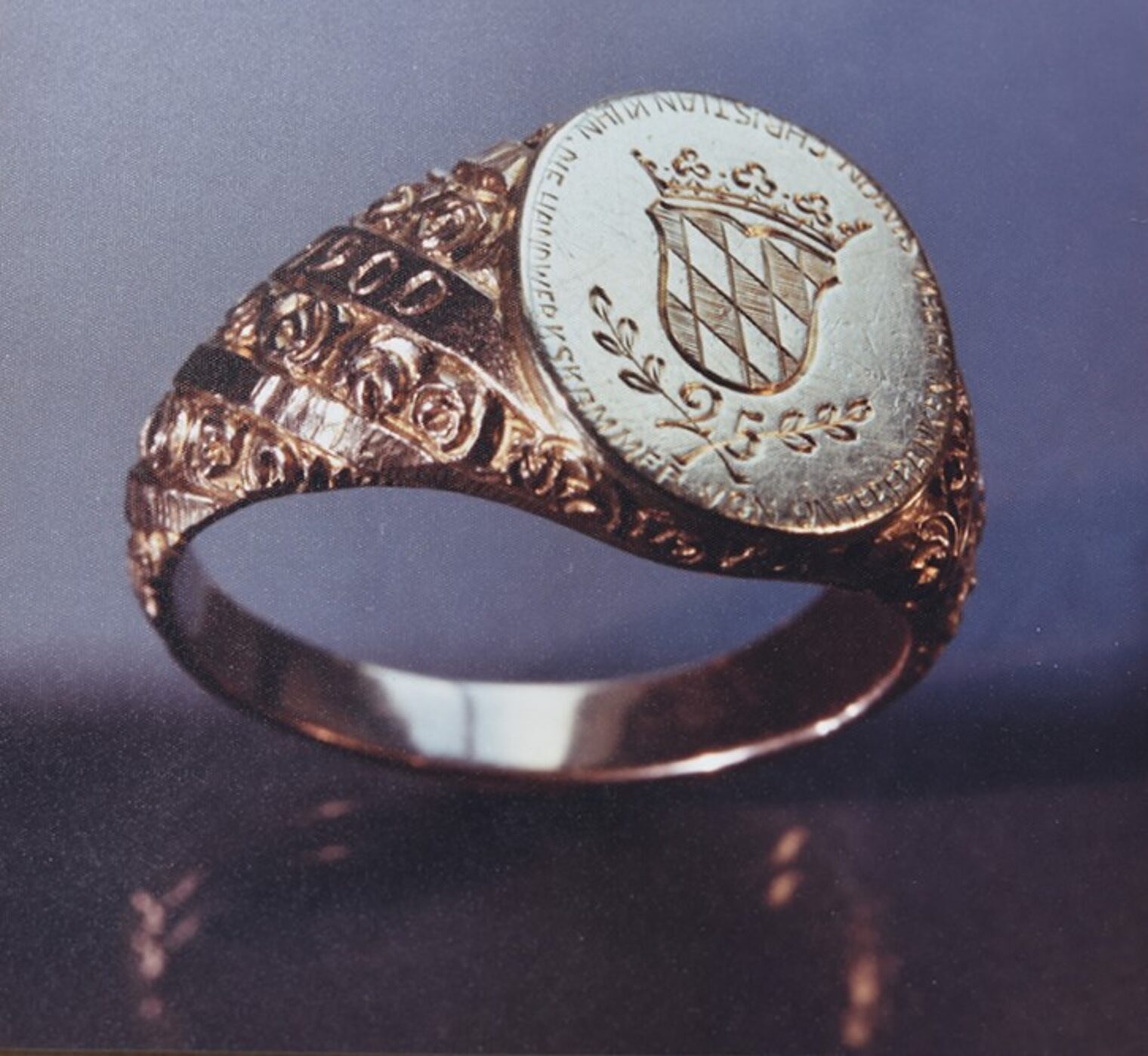 Goldener Siegelring der Gründungsmitglieder der Handwerkskammer für Unterfranken, Logo der Handwerkskammer und dem Jahr 1925.