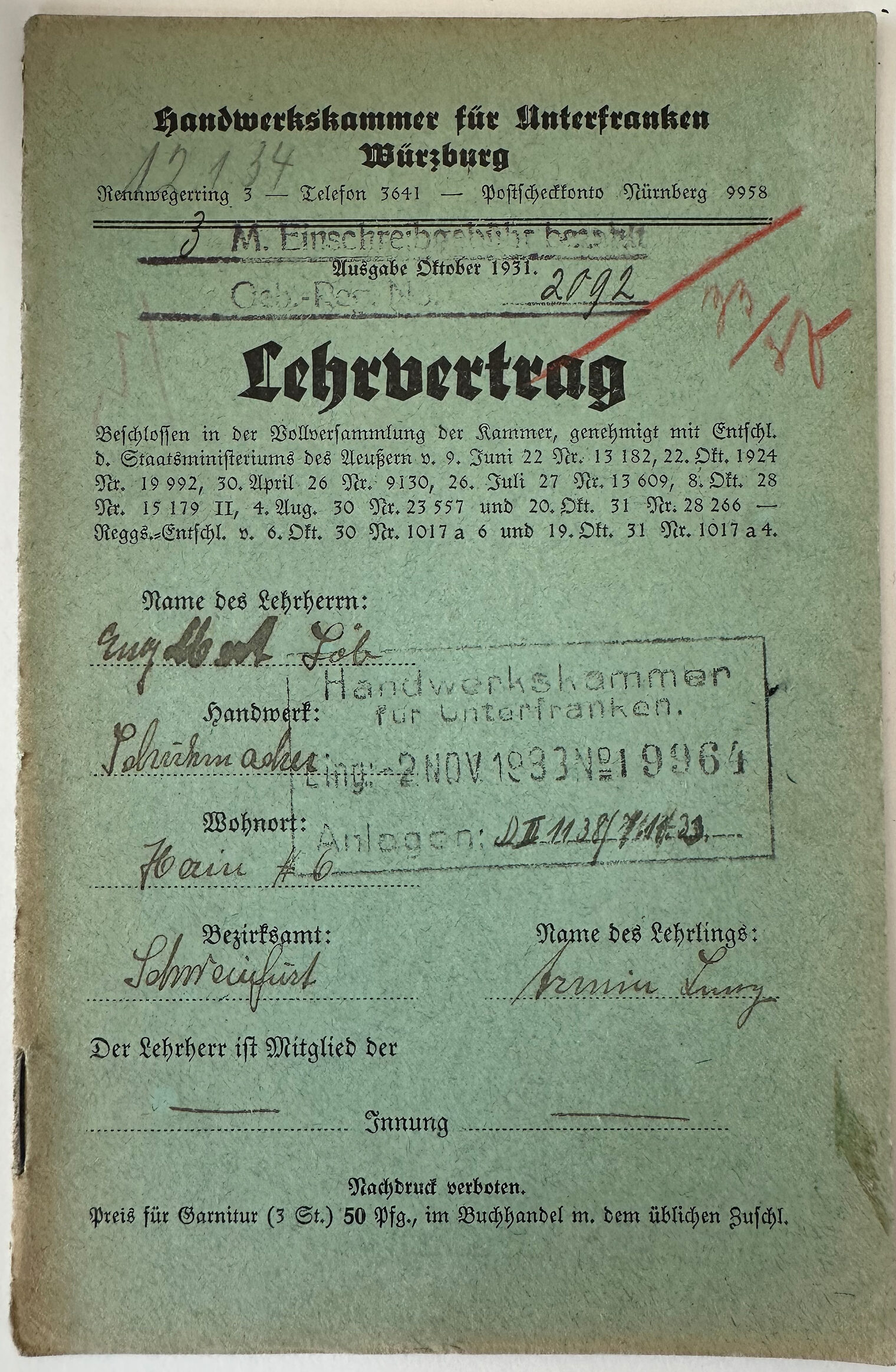 Foto eines Lehrvertrags von 1933, grünes Papier und schwarze Schrift