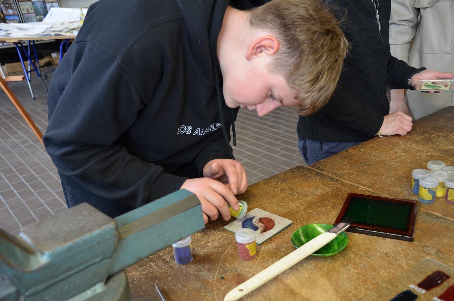 Gestalten eines Glas-Elements in der Form von Yin und Yang Besucher des Macher-Tags gestaltet ein Glas-Element in der Form von Yin und Yang