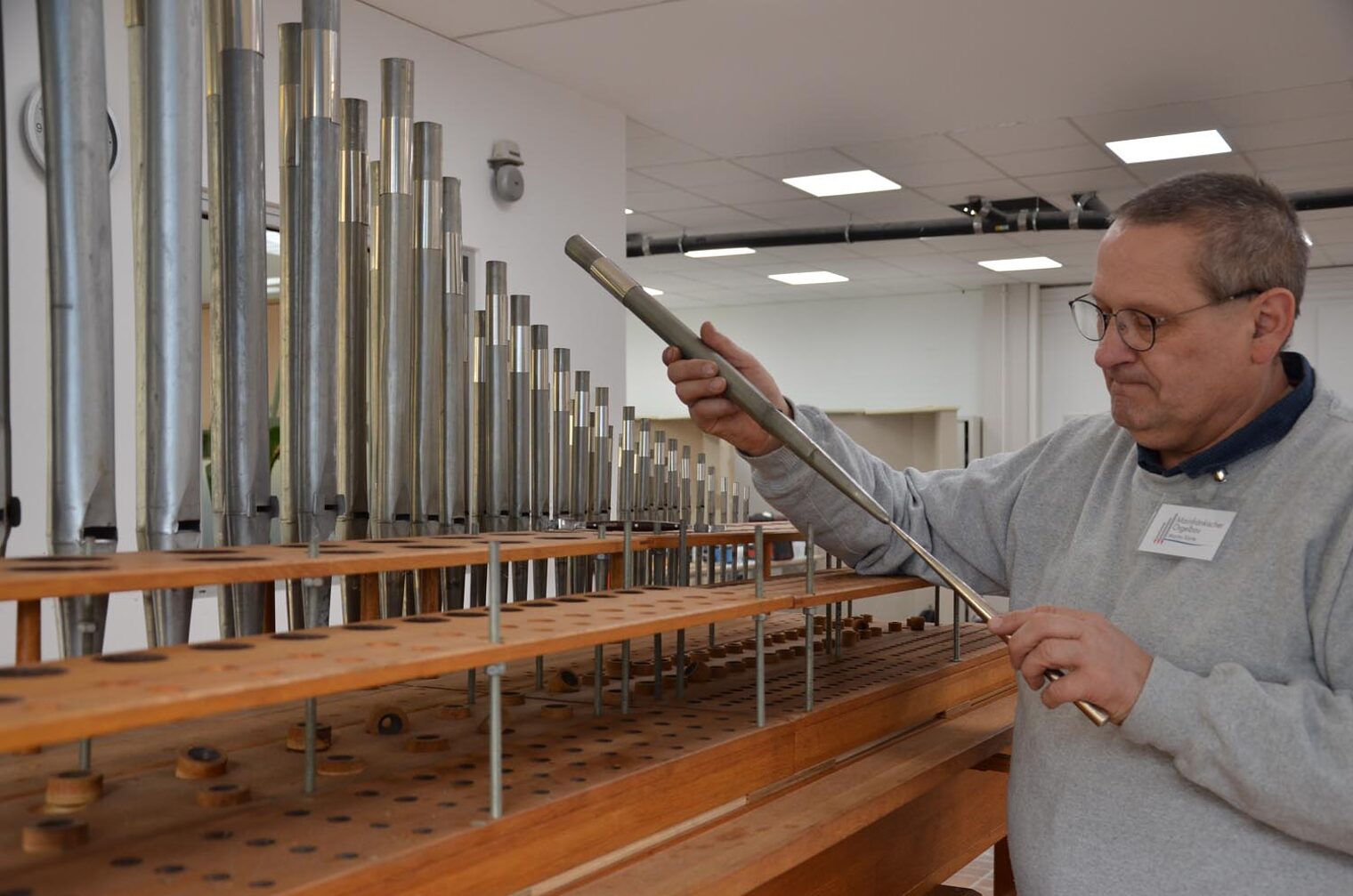 Orgelbaumeister Martin Karle beim Messen von Orgelpfeifen Orgelbaumeister Martin Karle beim Messen von Orgelpfeifen