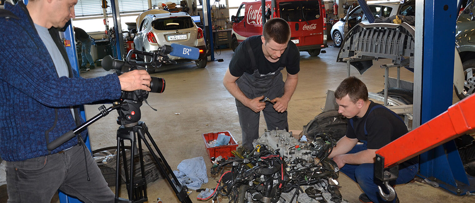 Dreh des Bayerischen Rundfunks beim Junghandwerkeraustauschs, ein Kameramann und 2 junge Handwerker