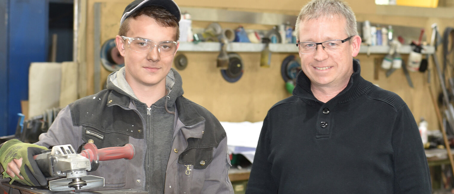 Junghandwerkeraustausch in Würzburg, polnischer Junghandwerker neben deutschem Meister