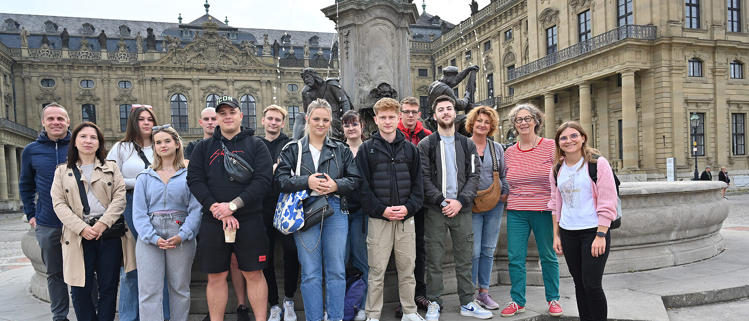 Gruppenfoto des Junghandwerkeraustauschs 2024 vor der Residenz in Würzburg
