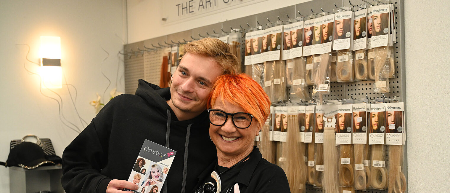 Junghandwerkeraustausch im Friseurstudio, junger Handwerker und Meisterin 