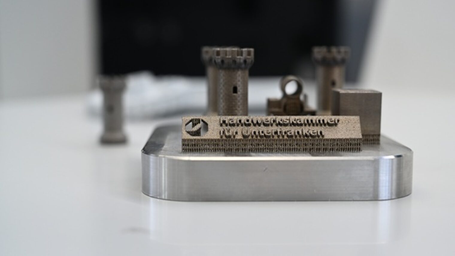 Metall-3D-Druckmodell der Handwerkskammer für Unterfranken, innovative Produktionstechnologie im Feinwerkmechanik Meisterkurs