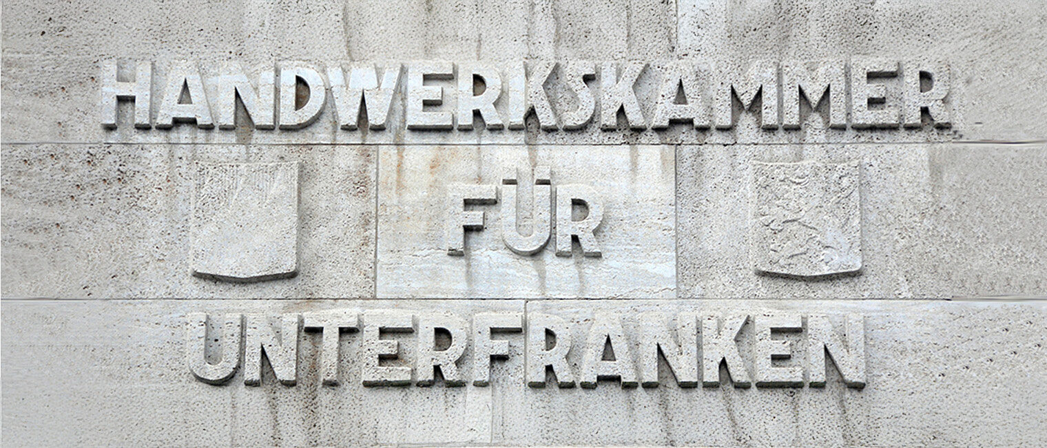 Foto der Mauer der Hauptverwaltung mit Handwerkskammer für Unterfranken in Stein