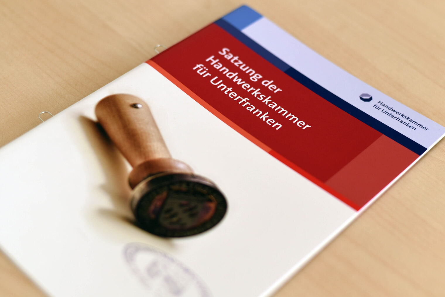 Heutige Satzung der Handwerkskammer für Unterfranken. Fotografie der Broschüre auf einem Tisch liegend. 