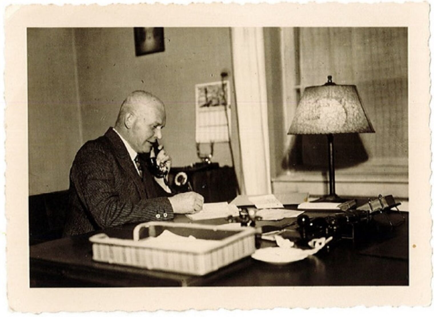 Josef Meixner, 9. Präsident der Handwerkskammer für Unterfranken  Schwarz-weiß Foto von Josef Meixner, 9. Präsident der Handwerkskammer für Unterfranken am Schreibtisch sitzend