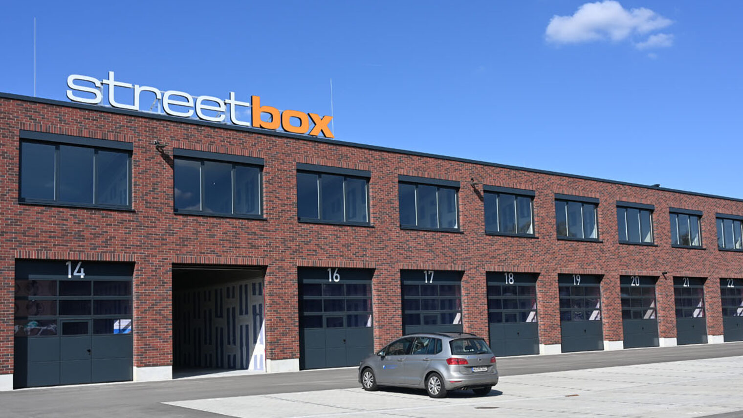 Totale von Gewerbegebäude