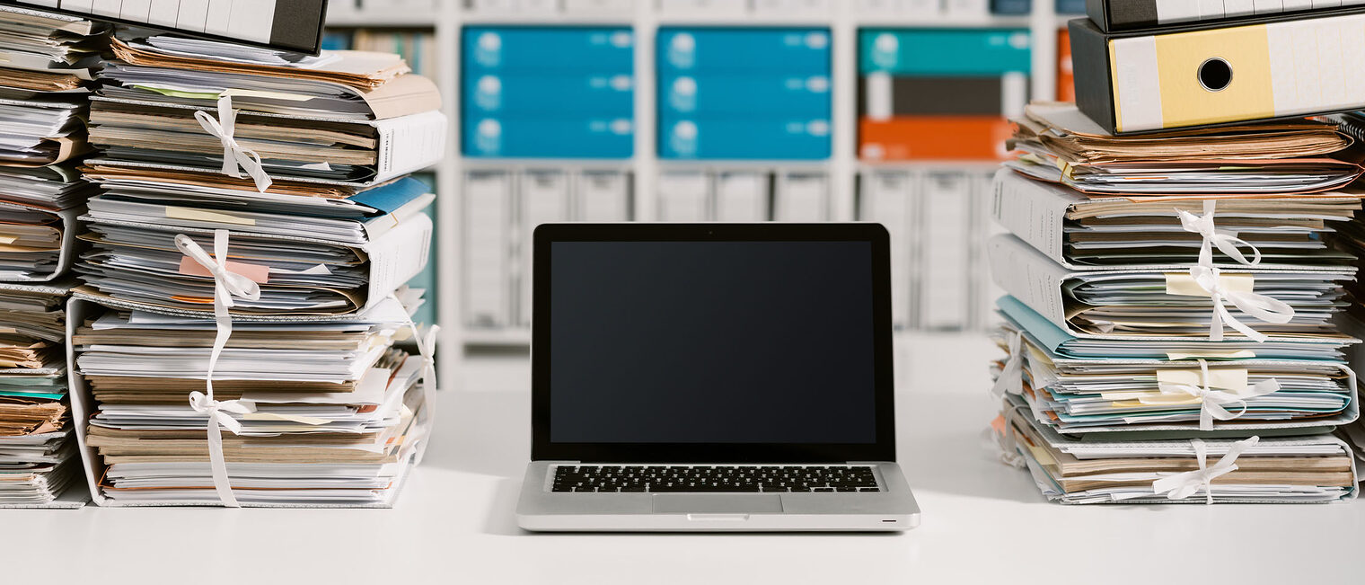 Veränderungen Ein Laptop mit vielen Ordnern