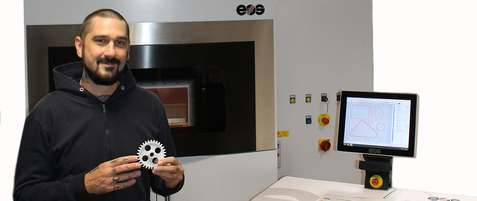 Teilnehmer bei 3D-Druck mit Kunststoffmodell im Weiterbildungskurs Fachkraft für additive Fertigung in Aschaffenburg