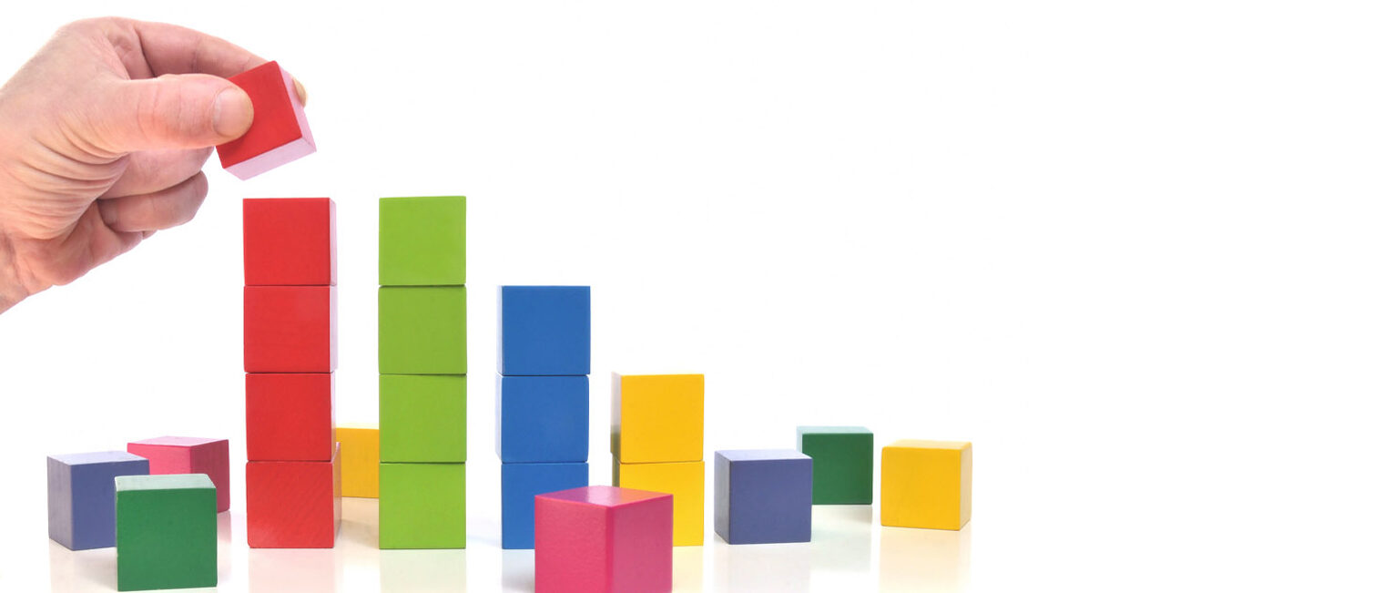 BEM und Mitarbeiterbindung Dekoratives Bild mit Hand und bunten Würfeln