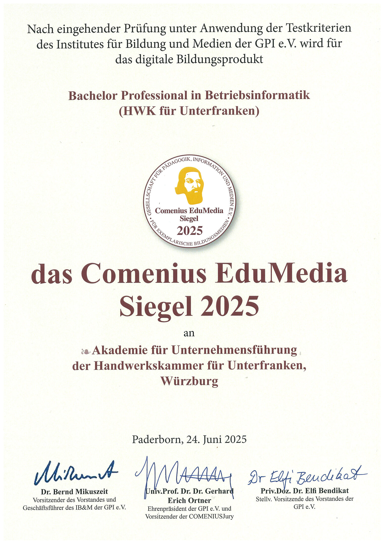 Urkunde, Text: Nach eingehender Prüfung wird für das digitale Bildungsprodukt Bachelor Professional in Betriebsinformatik (HWK für Unterfranken) das Comenius EduMedia Siegel 2025 verliehen