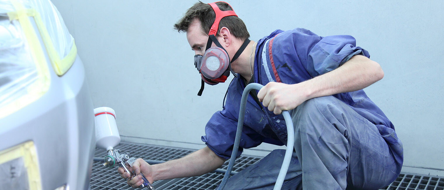 Ausbildung Fahrzeuglackierer/in – Überbetriebliche Lehrlingsunterweisung ÜLU-Ausbildungsbegleitender Kurs Fahrzeuglackierer/in in Aschaffenburg – Teilnehmer beim Lackieren eines Fahrzeugs