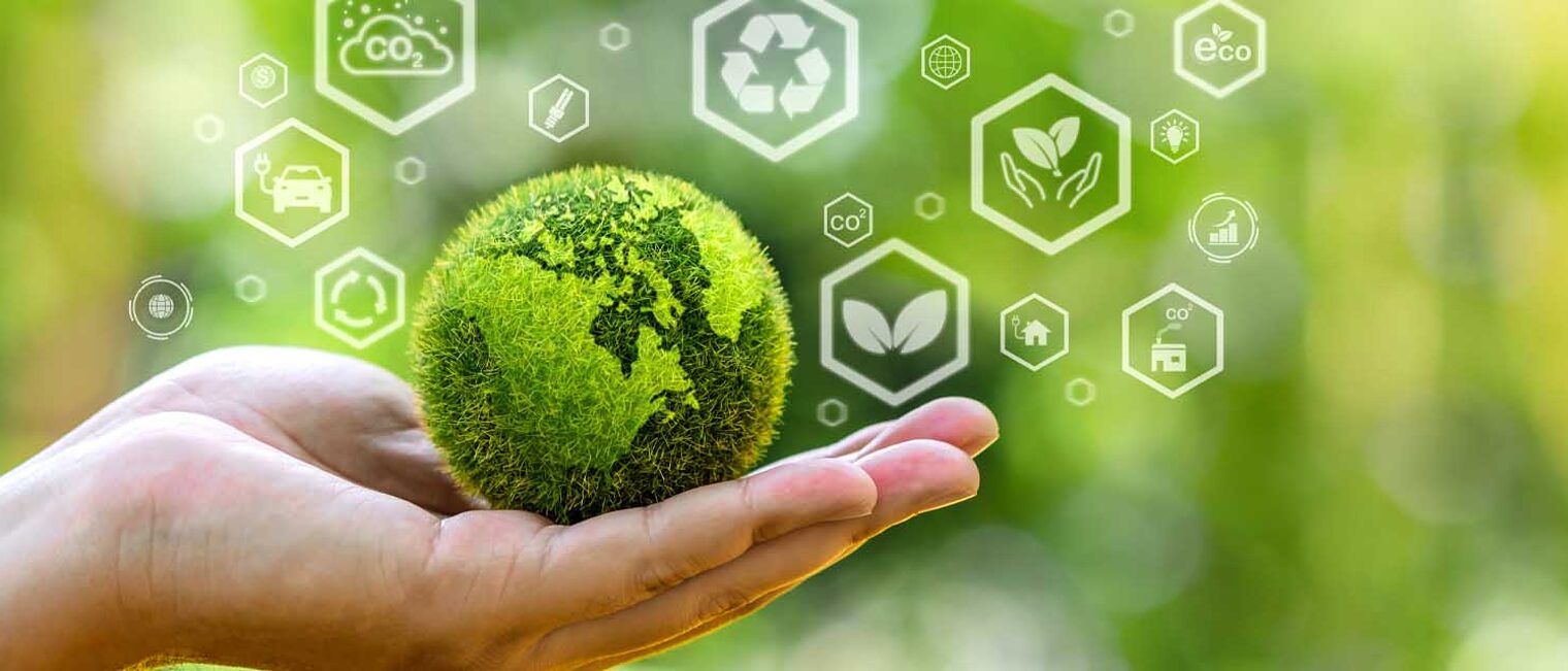 Nachhaltigkeit | BIT-Beratung Symbolfoto für Nachhaltigkeit Hand hält grüne Erde in Miniatur