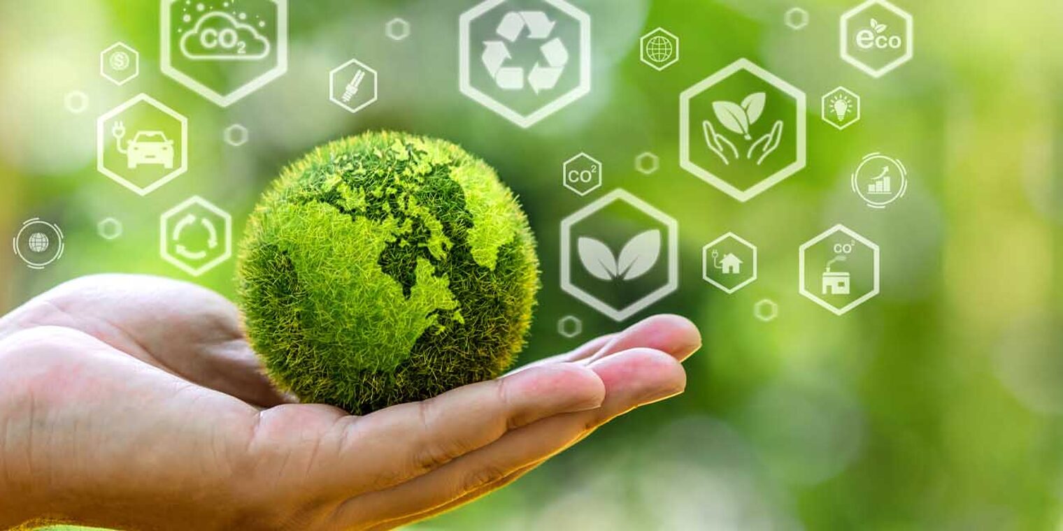 Nachhaltigkeit | BIT-Beratung Symbolfoto für Nachhaltigkeit Hand hält grüne Erde in Miniatur