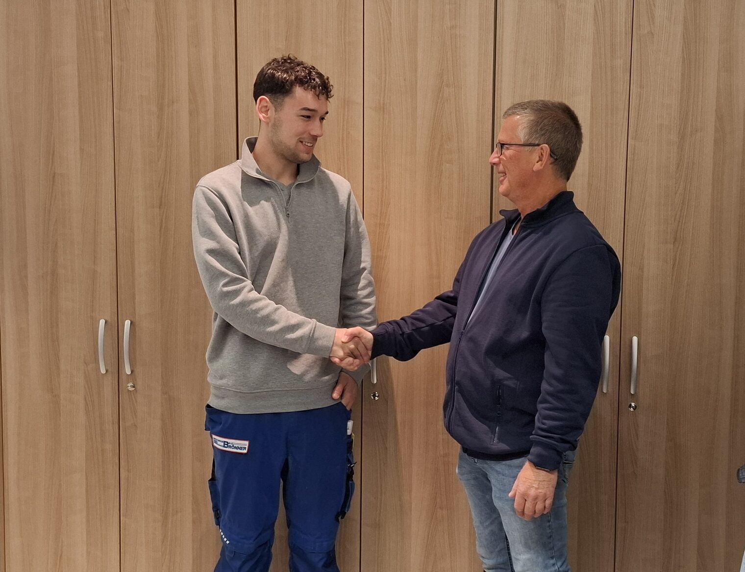 Betriebsinhaber gratuliert Sieger