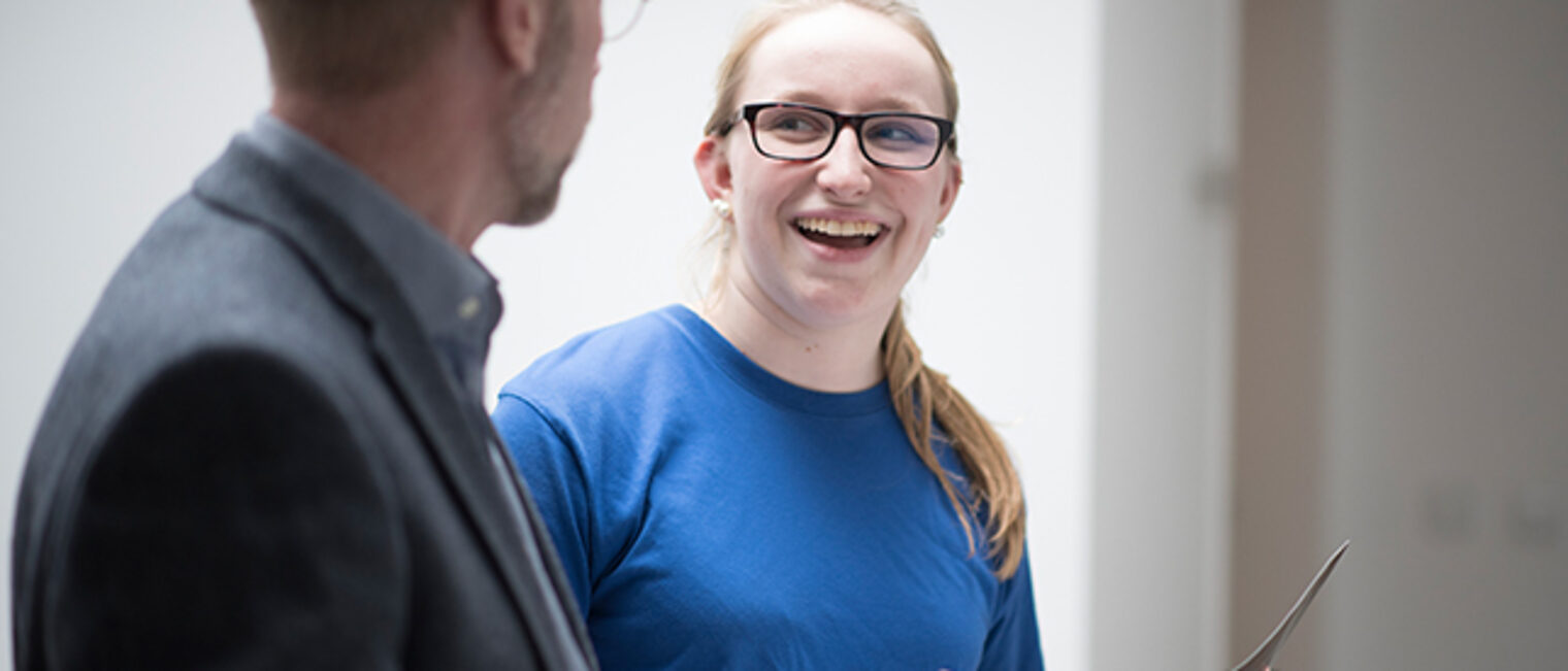 Auszubildende im Gespräch mit Kollegen im Workshop "Alles für den Ausbildungsstart" am Bildungszentrum Aschaffenburg