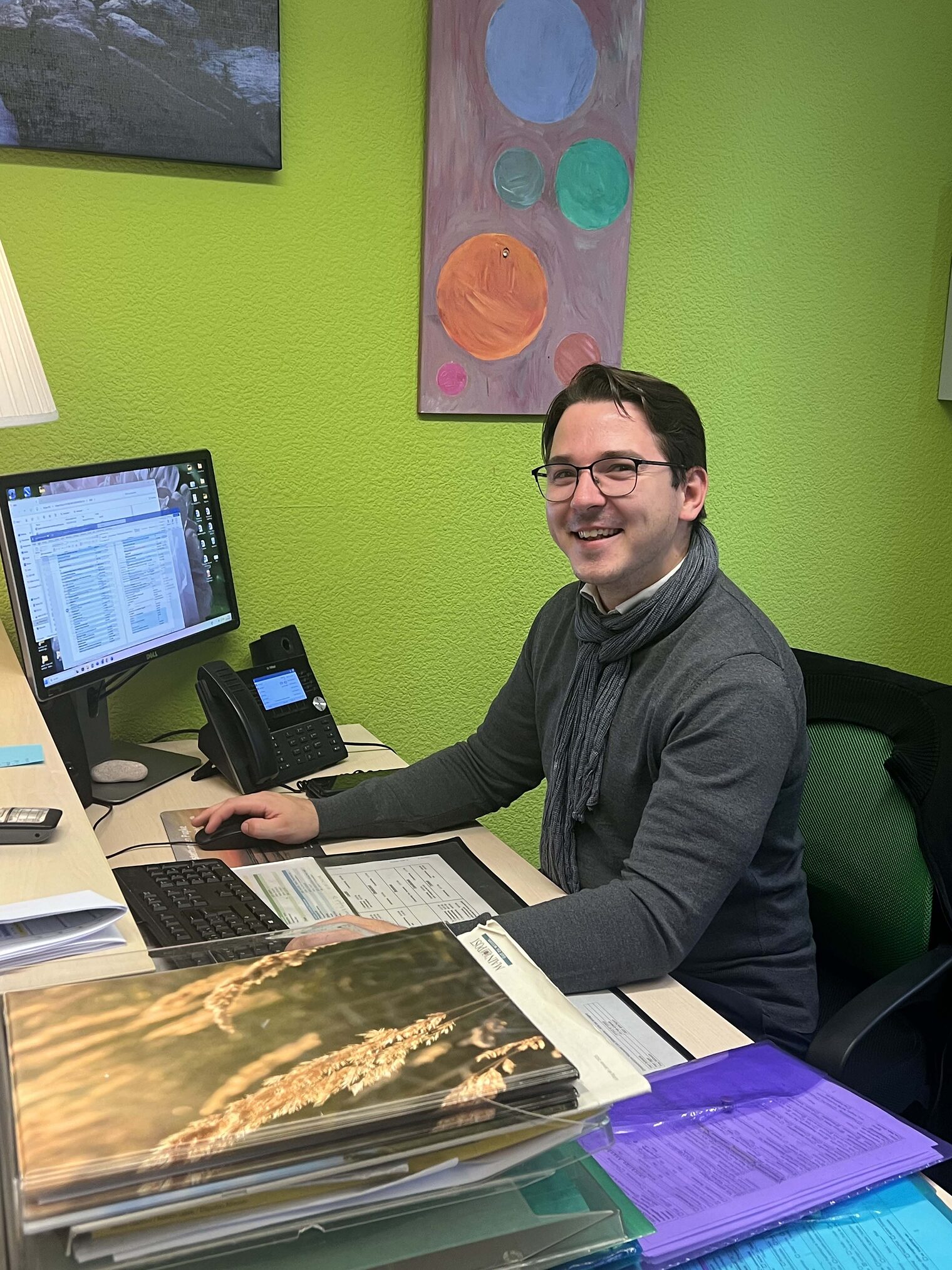 Junger Mann sitzt am Computer