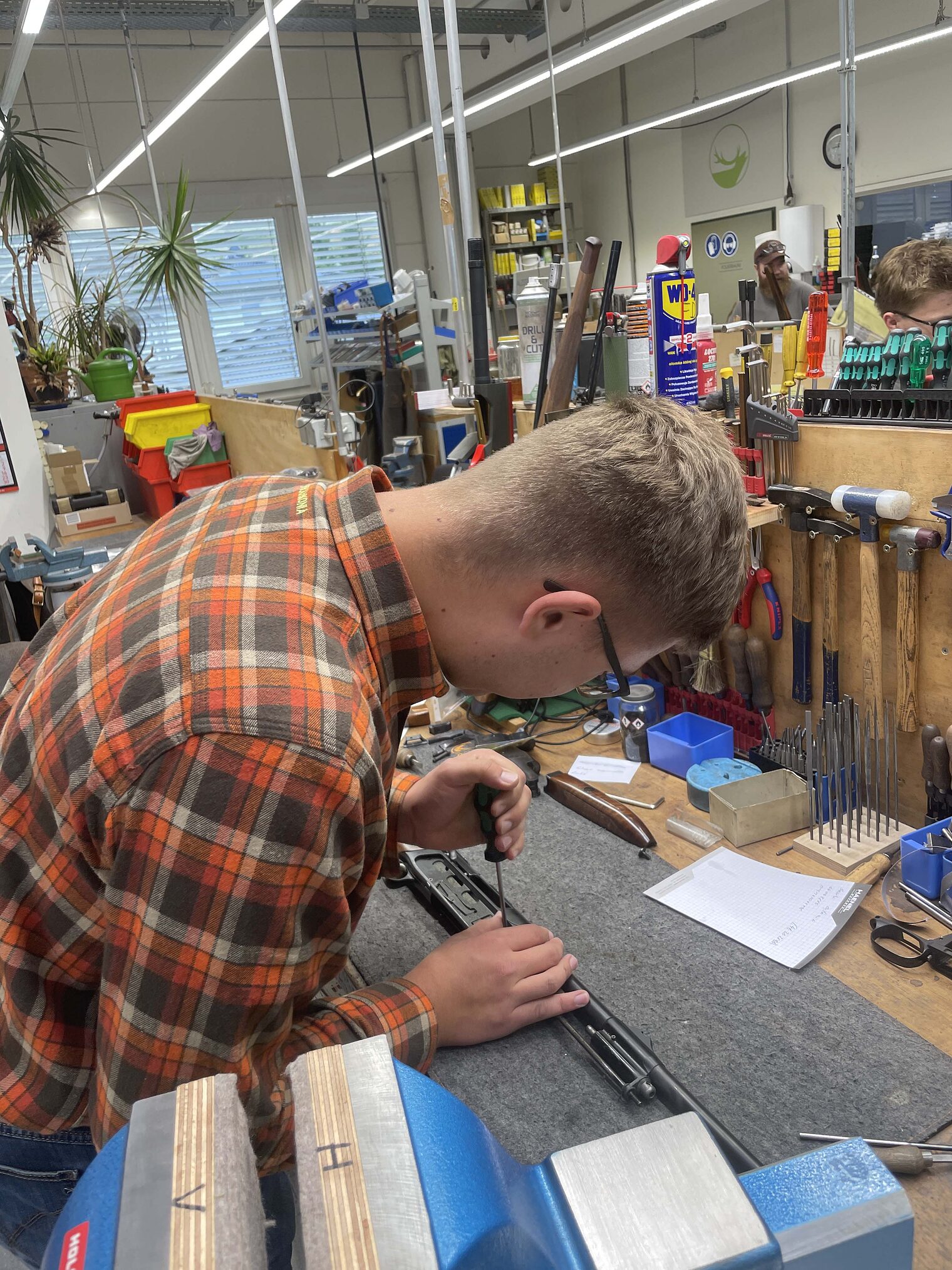 Zwei Männer stehen in der Werkstatt