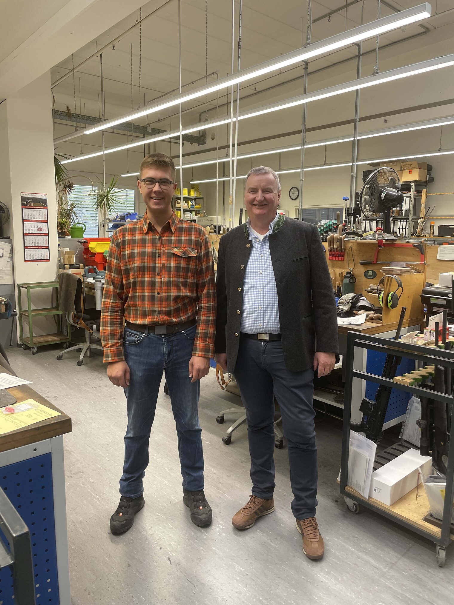 Zwei Männer stehen in der Werkstatt