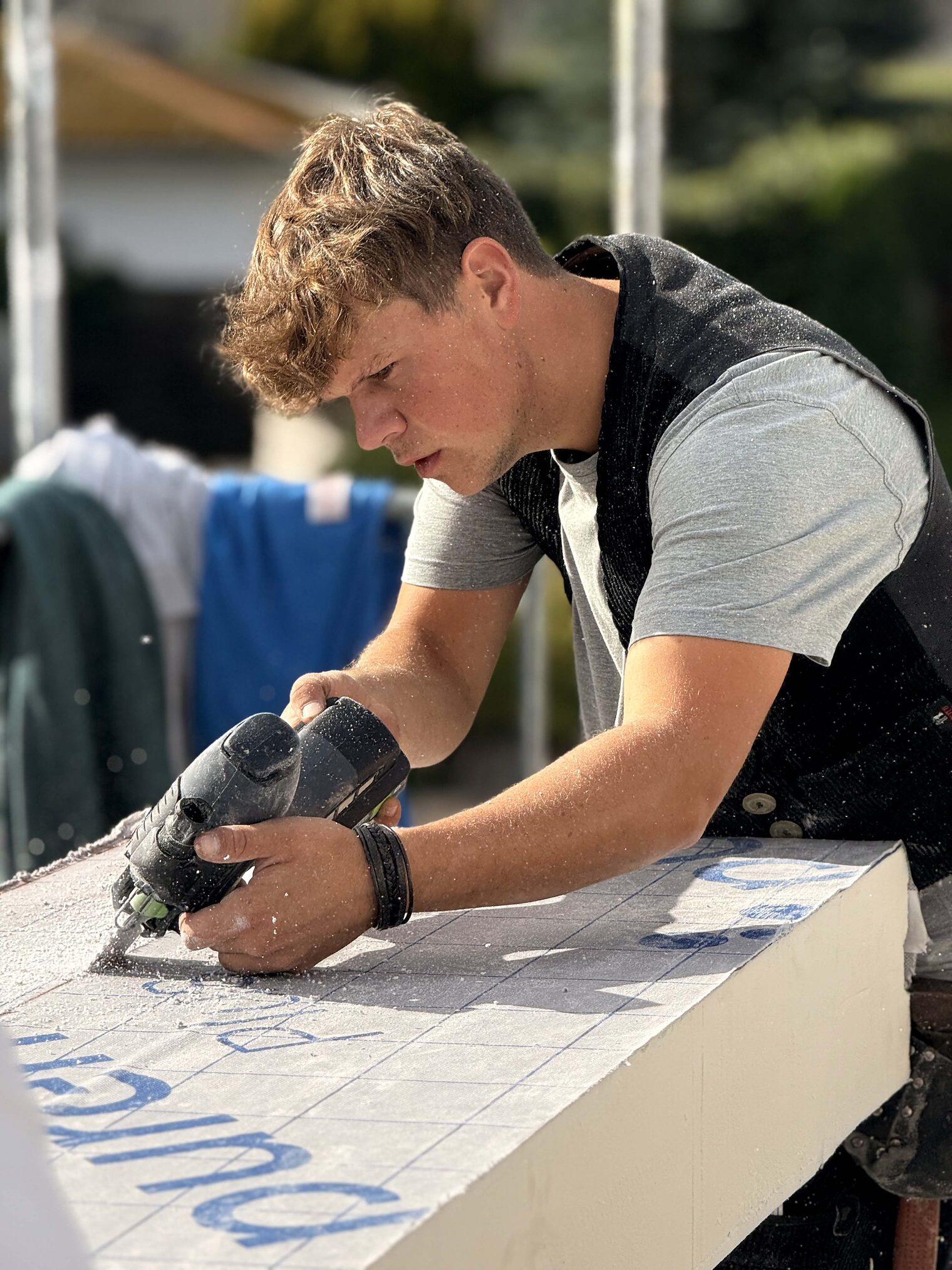 Dachdecker steht auf einem Dach und repariert ein Dach