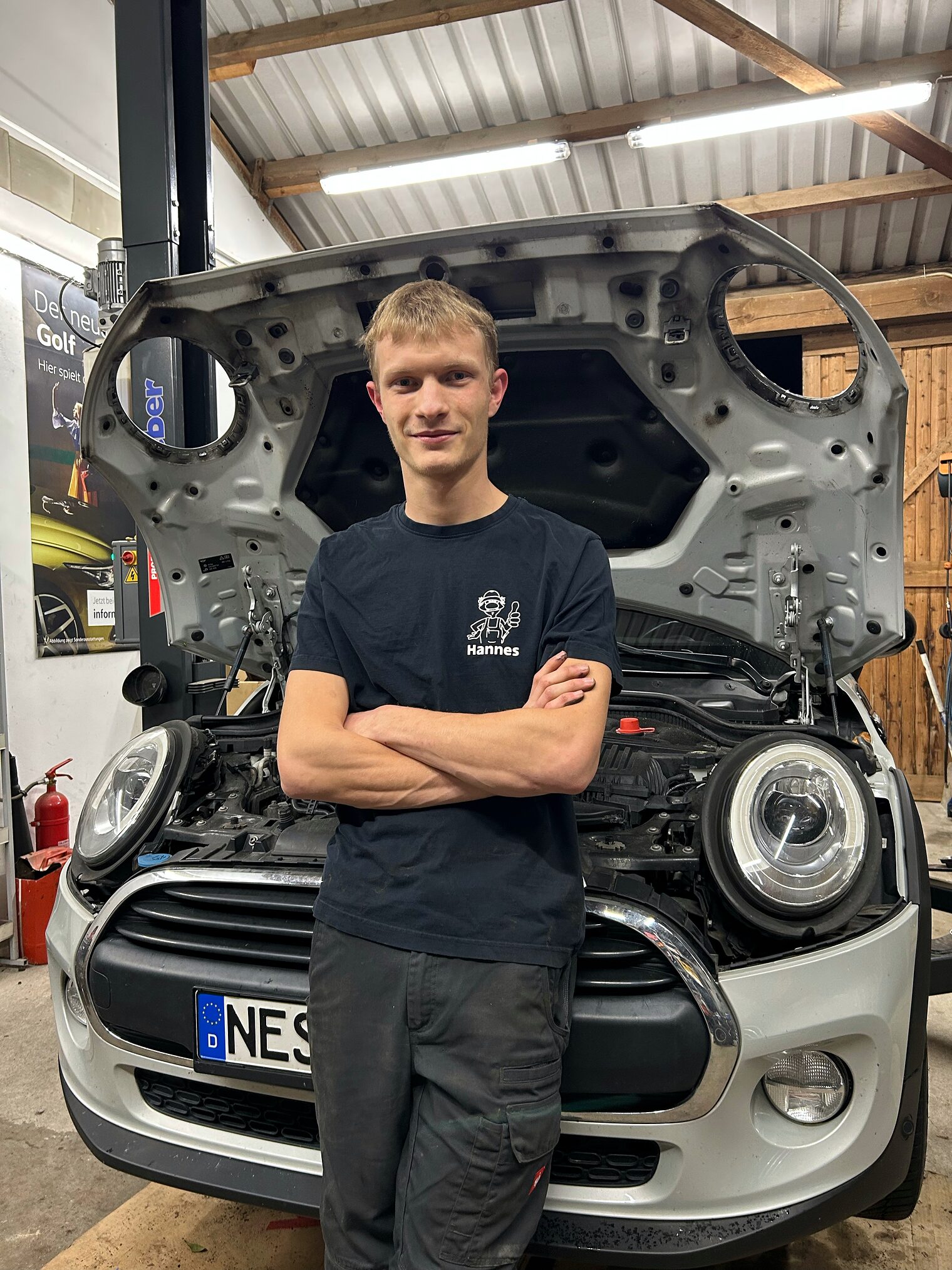 Kammersieger Hannes Wirsing lehnt mit verschränkten Armen am Auto mit offener Motorhaube