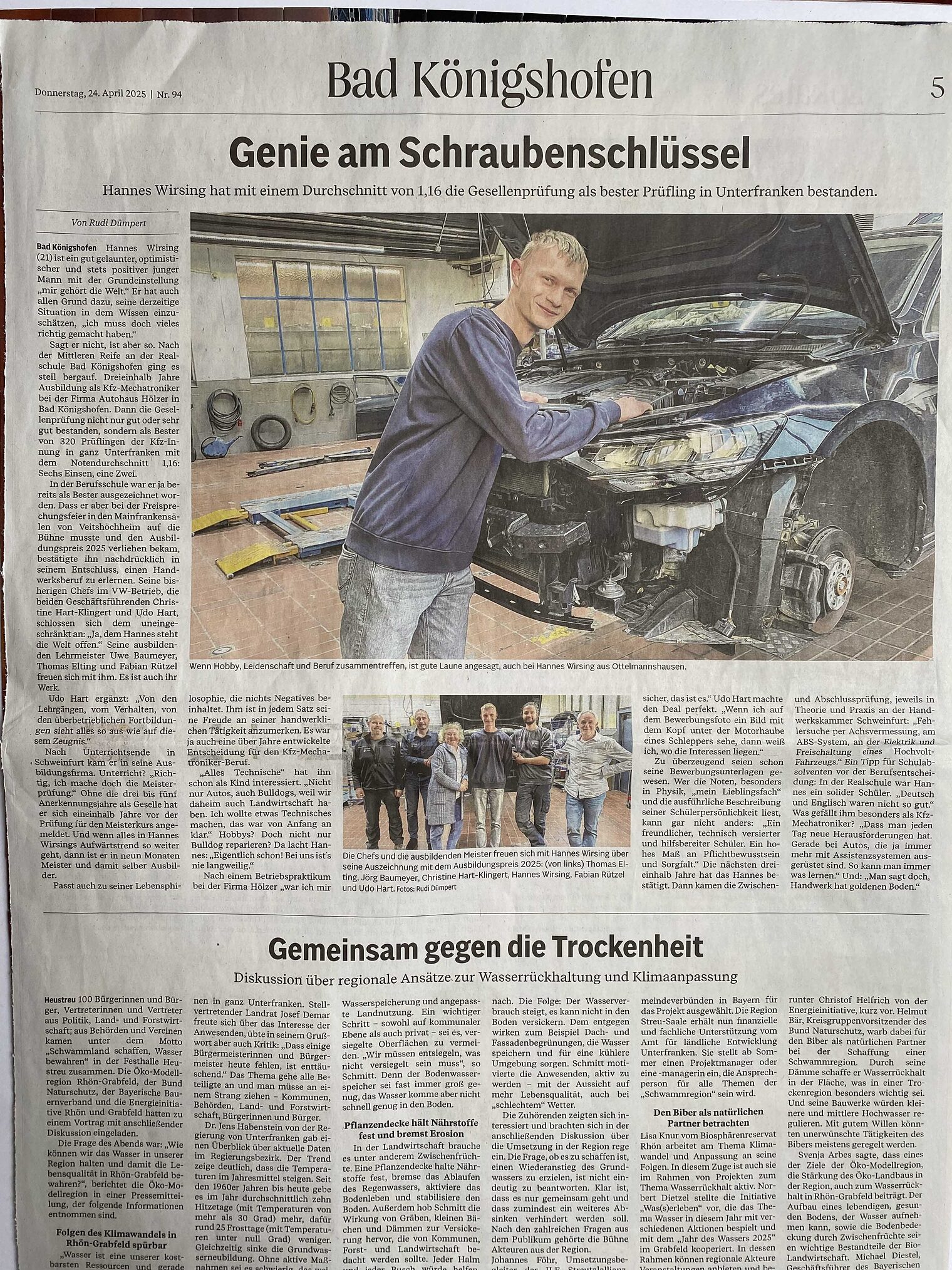 Kammersieger Hannes Wirsing lehnt mit verschränkten Armen am Auto mit offener Motorhaube