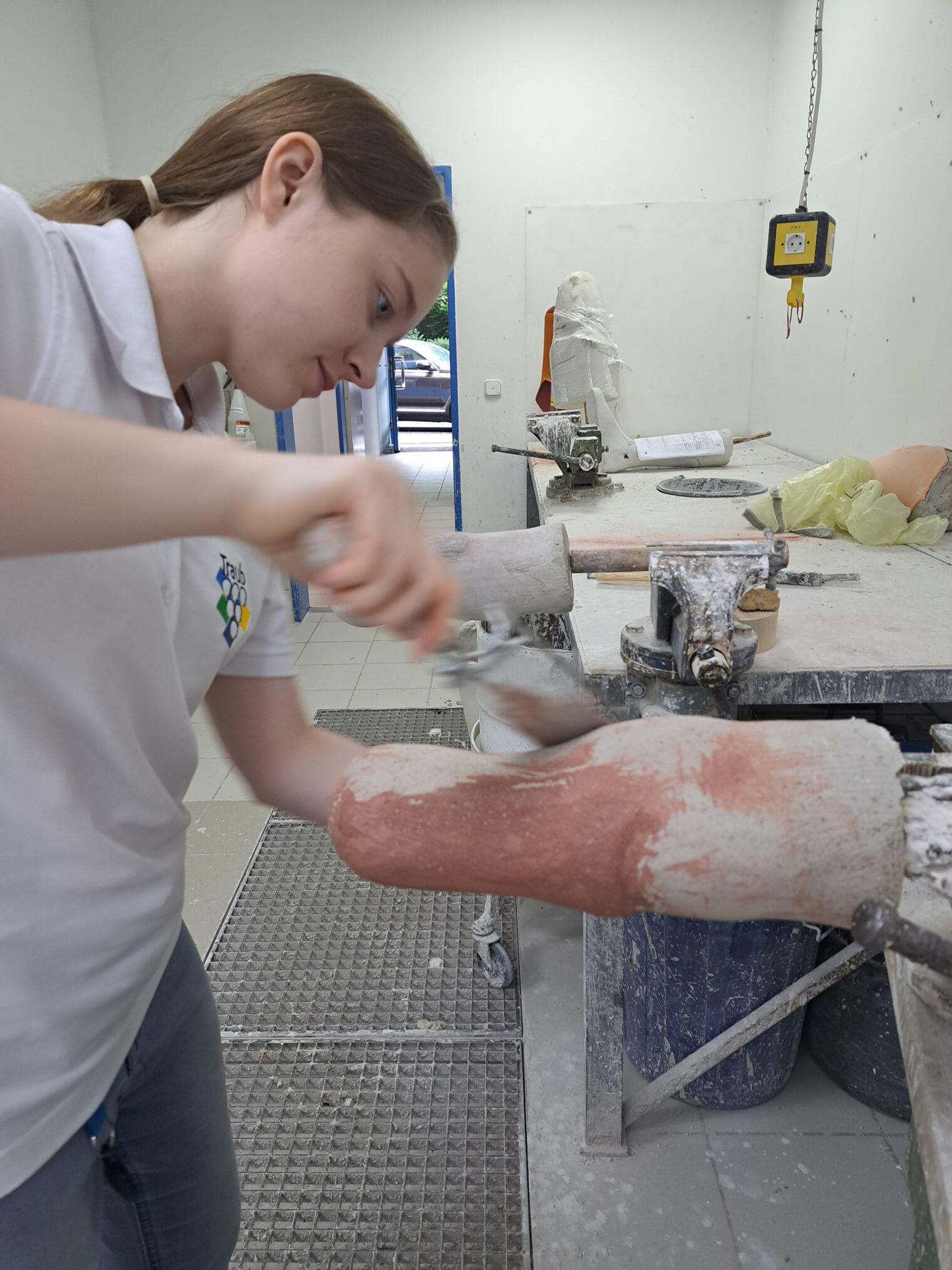 Orthopädiemechanikerin modelliert Prothese