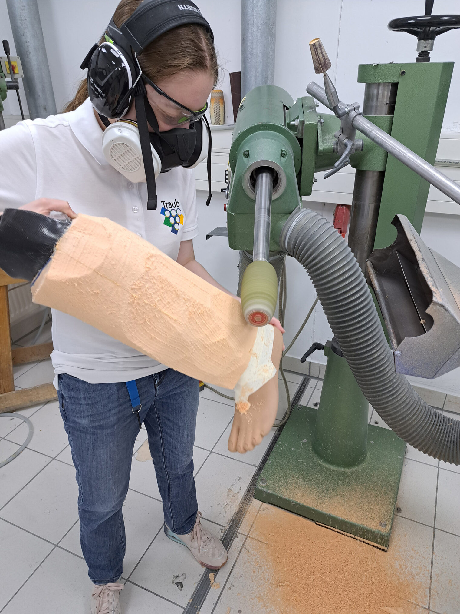 Orthopädiemechanikerin schleift künstliches Bein an Maschinen