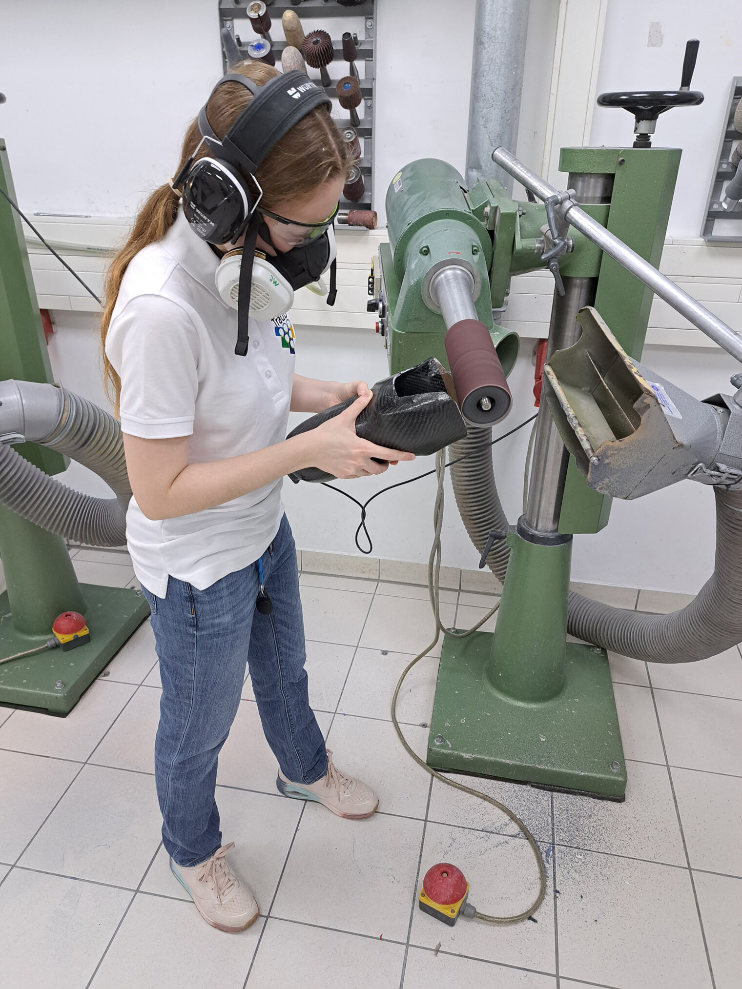 Orthopädiemechanikerin schleift Prothese an Maschinen