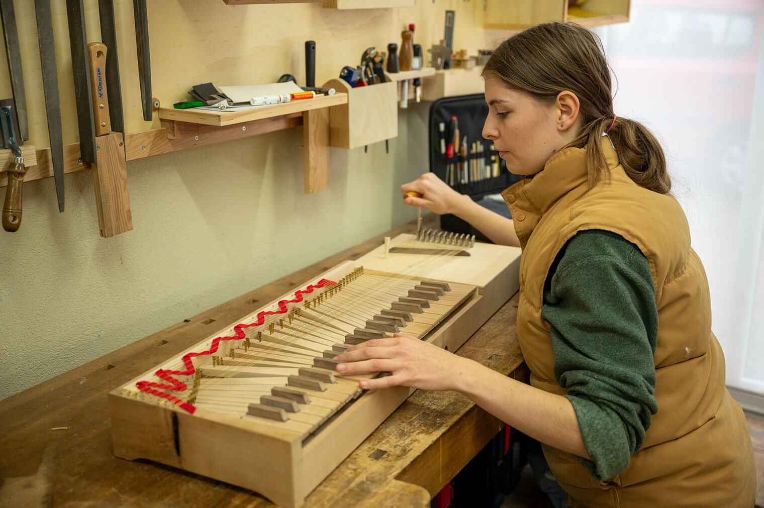 Junge Frau an Tasteninstrument aus Holz