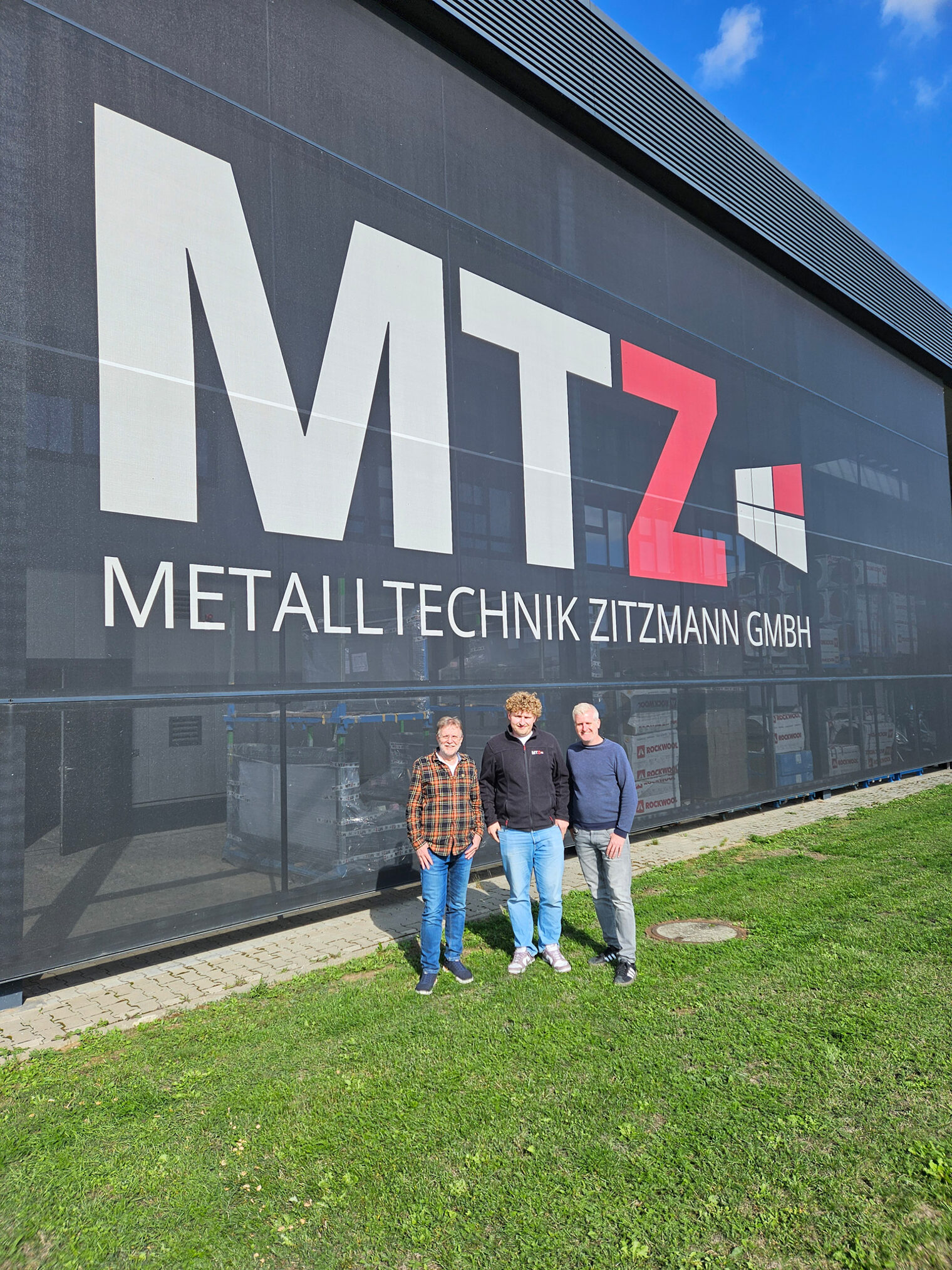 Gruppenfoto an Firmengebäude