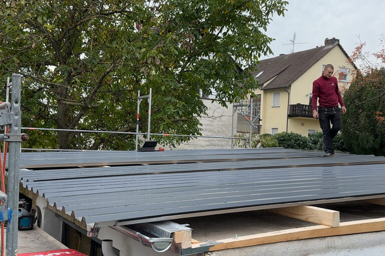 Zimmerer läuft auf Dach