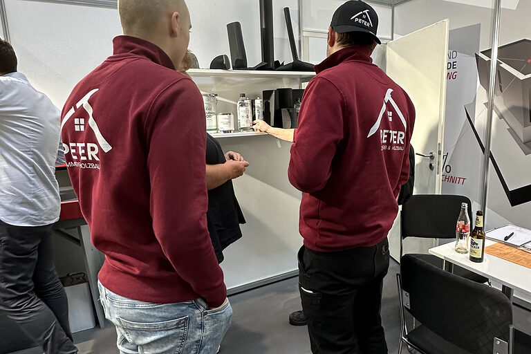 Zimmerer auf einer messe im Gespräch