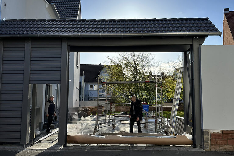 Bauprojekt Anbau mit Dach, Zimmerer steht darunter