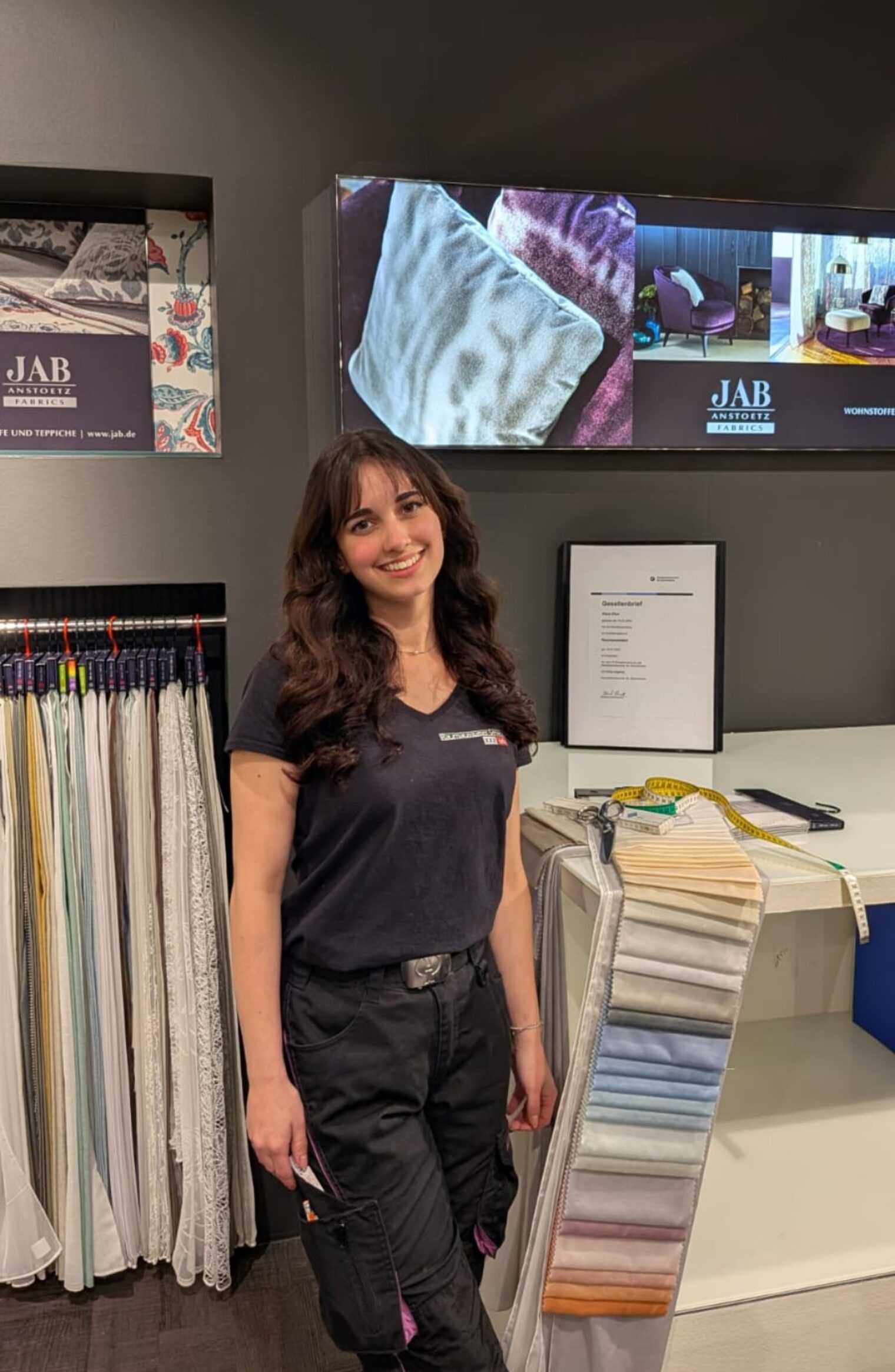 Raumaussatterin steht im Geschäft zwischen Stoffproben