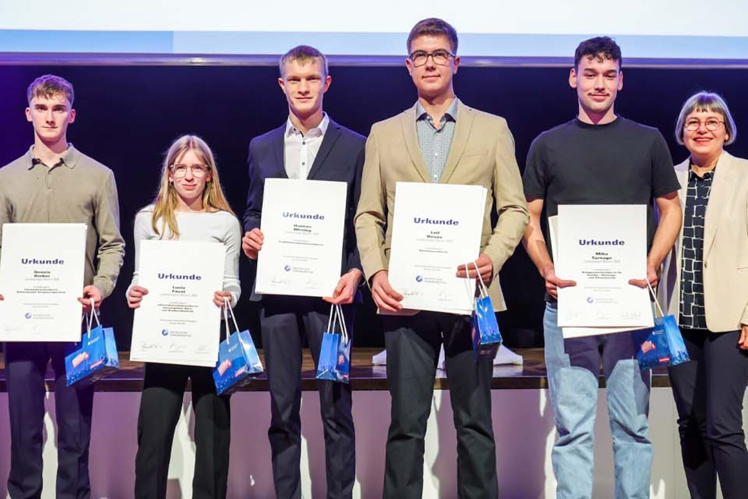 DMH 2025 | Landessieger Gruppenfoto Landessieger auf Bühne