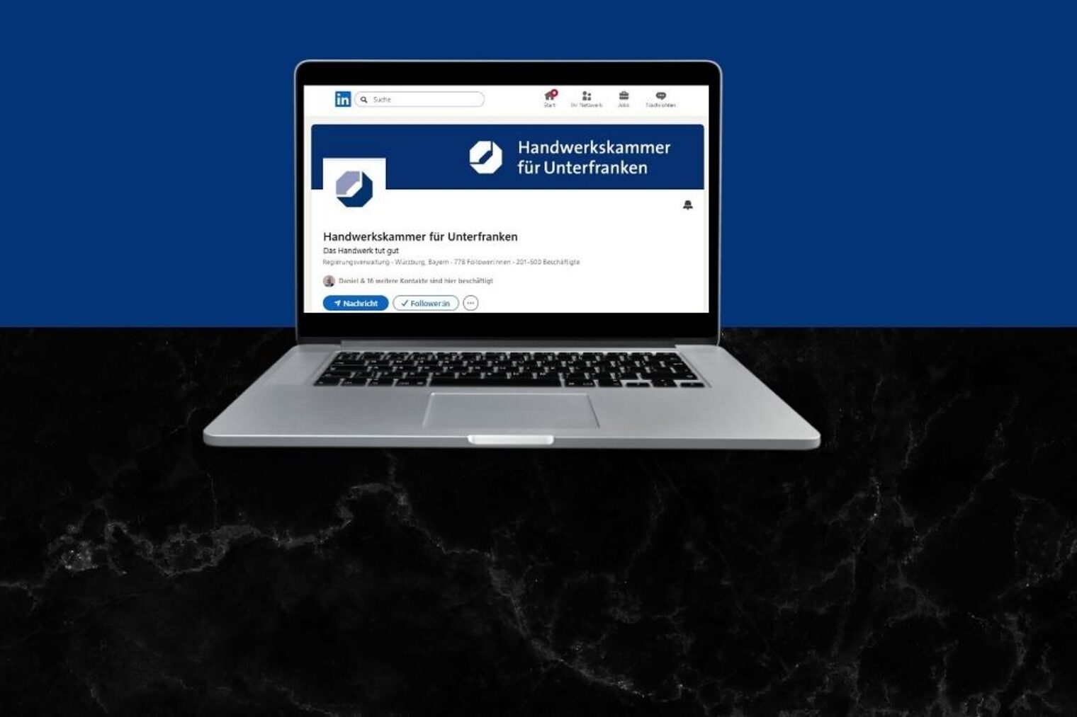 Laptop mit der LinkedIn-Seite der Handwerkskammer für Unterfranken Man sieht einen Laptop. Auf dem Bildschirm sieht man die LinkedIn-Seite der Handwerkskammer für Unterfranken